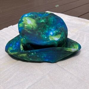 Bucket hat with celestial pattern